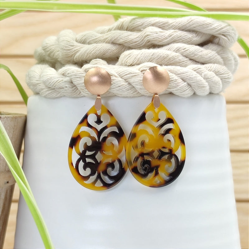 Der Ohrring Marie von LeFah Design ist der perfekte Trachtenschmuck in edler Horn Optik - Schildpatt . Federleicht, angenehm zu tragen und gut verträglich – ideal für empfindliche Haut. Ob Alltag oder Festtag, dieser Schmuck verbindet Tradition mit modernem Stil. Handgefertigt in Österreich, mit sicherer Zahlung und schnellem Versand – ein Accessoire, das Trachtenmode vollendet!