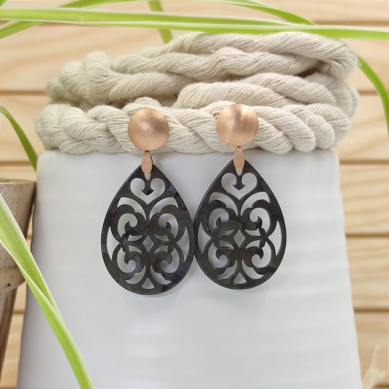 Der Ohrring Marie von LeFah Design ist der perfekte Trachtenschmuck in edlem dunkel grau / schwarz. Federleicht, angenehm zu tragen und gut verträglich – ideal für empfindliche Haut. Ob Alltag oder Festtag, dieser Schmuck verbindet Tradition mit modernem Stil. Handgefertigt in Österreich, mit sicherer Zahlung und schnellem Versand – ein Accessoire, das Trachtenmode vollendet!