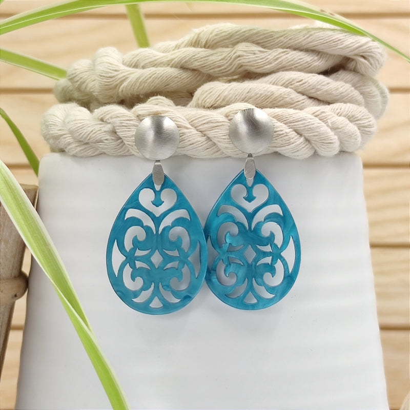 Der Ohrring Marie von LeFah Design ist der perfekte Trachtenschmuck in edler türkis. Federleicht, angenehm zu tragen und gut verträglich – ideal für empfindliche Haut. Ob Alltag oder Festtag, dieser Schmuck verbindet Tradition mit modernem Stil. Handgefertigt in Österreich, mit sicherer Zahlung und schnellem Versand – ein Accessoire, das Trachtenmode vollendet!