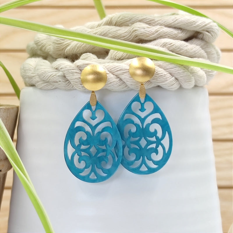 Der Ohrring Marie von LeFah Design ist der perfekte Trachtenschmuck in edler türkis. Federleicht, angenehm zu tragen und gut verträglich – ideal für empfindliche Haut. Ob Alltag oder Festtag, dieser Schmuck verbindet Tradition mit modernem Stil. Handgefertigt in Österreich, mit sicherer Zahlung und schnellem Versand – ein Accessoire, das Trachtenmode vollendet!