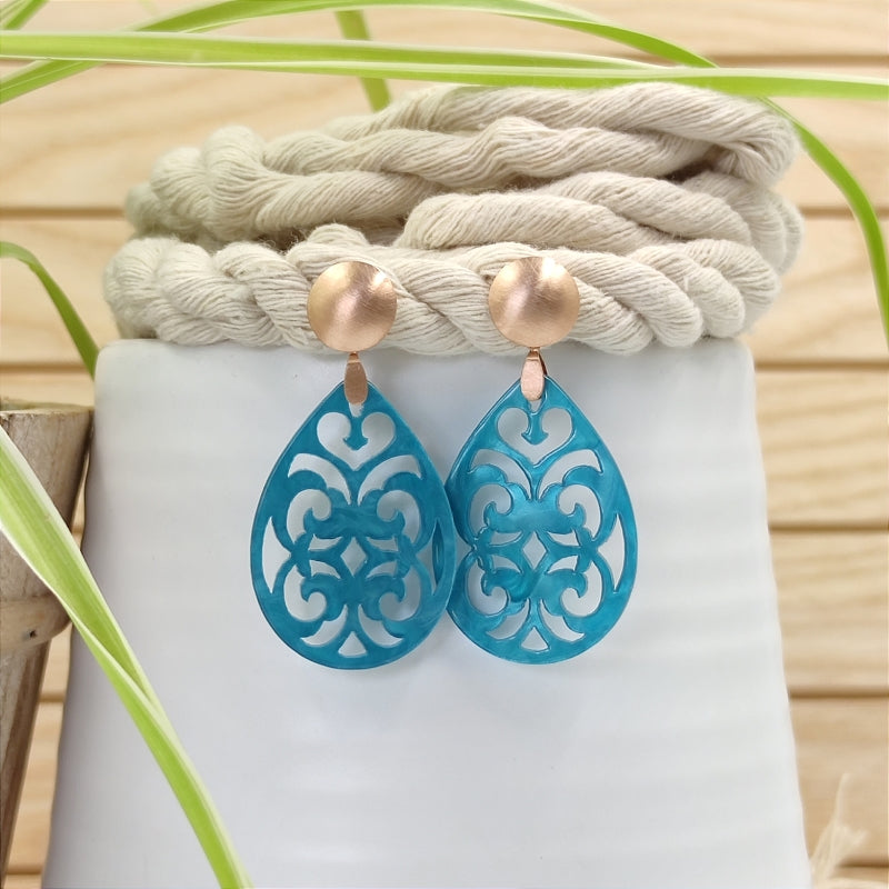 Der Ohrring Marie von LeFah Design ist der perfekte Trachtenschmuck in edler türkis. Federleicht, angenehm zu tragen und gut verträglich – ideal für empfindliche Haut. Ob Alltag oder Festtag, dieser Schmuck verbindet Tradition mit modernem Stil. Handgefertigt in Österreich, mit sicherer Zahlung und schnellem Versand – ein Accessoire, das Trachtenmode vollendet!
