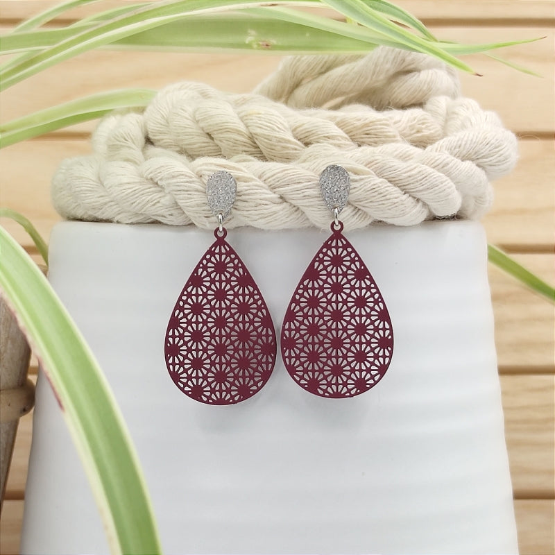 Filigrane, tropfenförmige Ohrringe in dunkel rot mit Ornament – Modell "Mia" von Lefah Design. Sehr leicht und modern, passend für Dirndl, Tracht oder den Alltag.