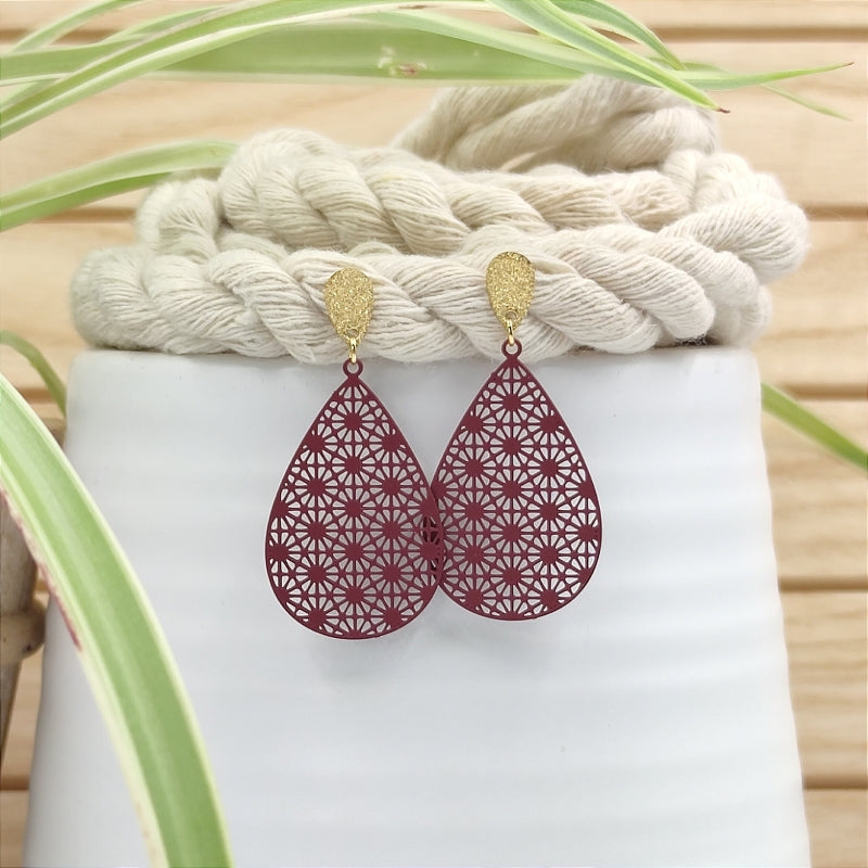 Filigrane, tropfenförmige Ohrringe in dunkel rot mit Ornament – Modell "Mia" von Lefah Design. Sehr leicht und modern, passend für Dirndl, Tracht oder den Alltag.