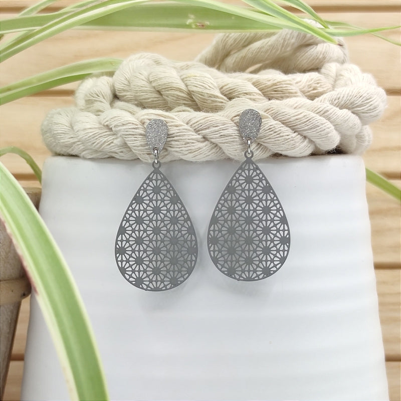 Filigrane, tropfenförmige Ohrringe in Grau mit Ornament – Modell "Mia" von Lefah Design. Sehr leicht und modern, passend für Dirndl, Tracht oder den Alltag.