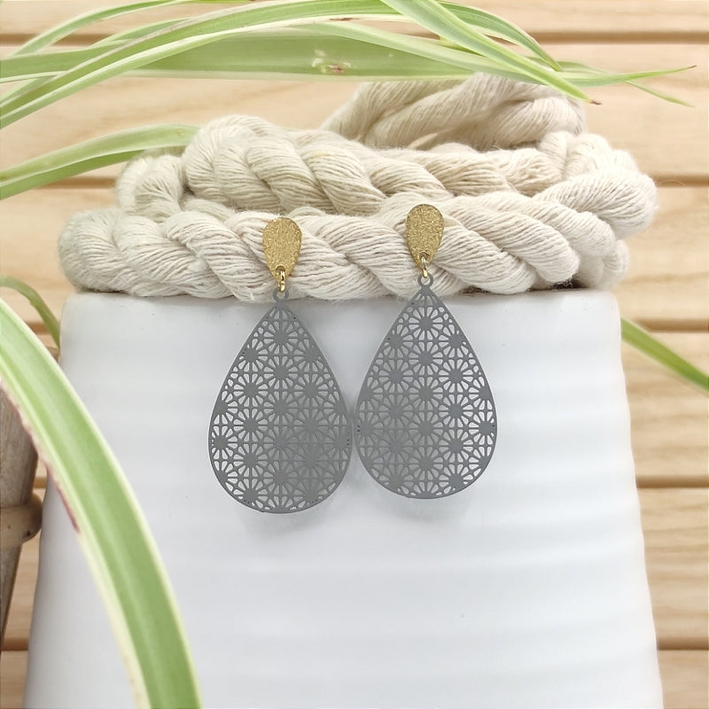 Filigrane, tropfenförmige Ohrringe in Grau mit Ornament – Modell "Mia" von Lefah Design. Sehr leicht und modern, passend für Dirndl, Tracht oder den Alltag.