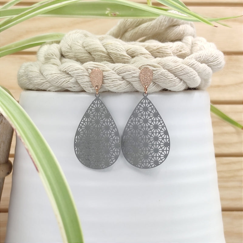 Filigrane, tropfenförmige Ohrringe in Grau mit Ornament – Modell "Mia" von Lefah Design. Sehr leicht und modern, passend für Dirndl, Tracht oder den Alltag.