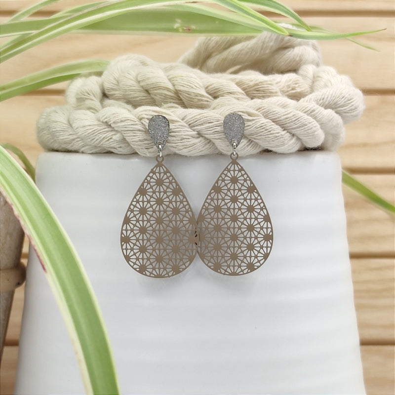 Filigrane, tropfenförmige Ohrringe in Sand mit Ornament – Modell "Mia" von Lefah Design. Sehr leicht und modern, passend für Dirndl, Tracht oder den Alltag.