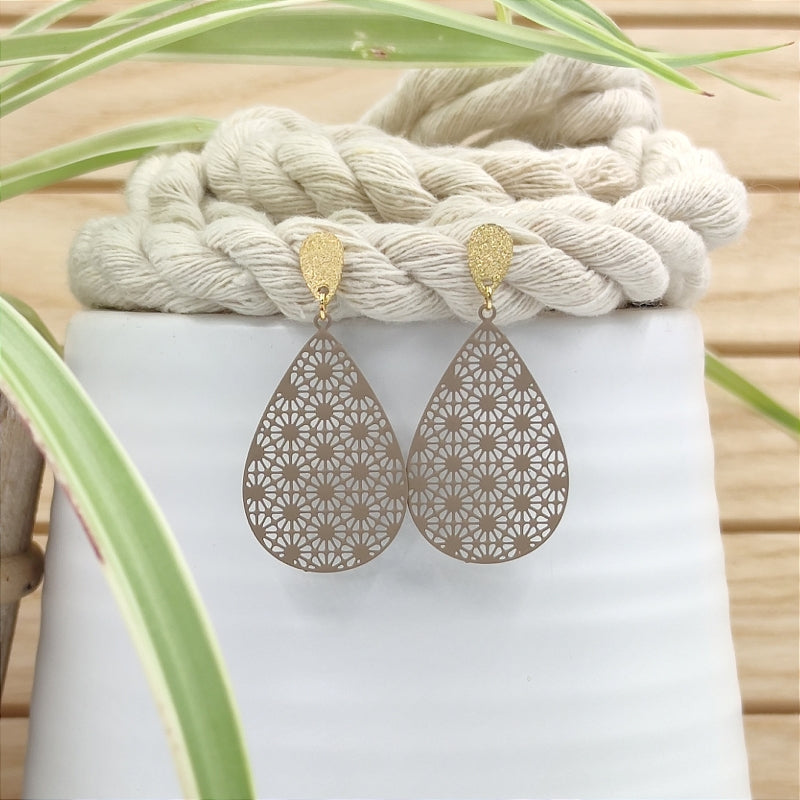 Filigrane, tropfenförmige Ohrringe in Sand mit Ornament – Modell "Mia" von Lefah Design. Sehr leicht und modern, passend für Dirndl, Tracht oder den Alltag.