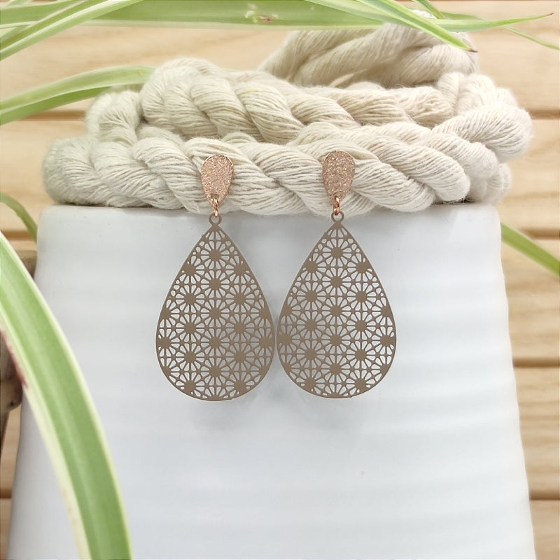 Filigrane, tropfenförmige Ohrringe in Sand mit Ornament – Modell "Mia" von Lefah Design. Sehr leicht und modern, passend für Dirndl, Tracht oder den Alltag.