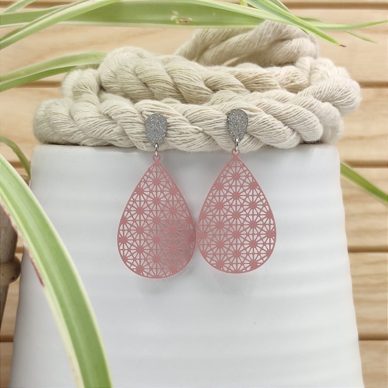 Filigrane, tropfenförmige Ohrringe in rosa mit Ornament – Modell "Mia" von Lefah Design. Sehr leicht und modern, passend für Dirndl, Tracht oder den Alltag.