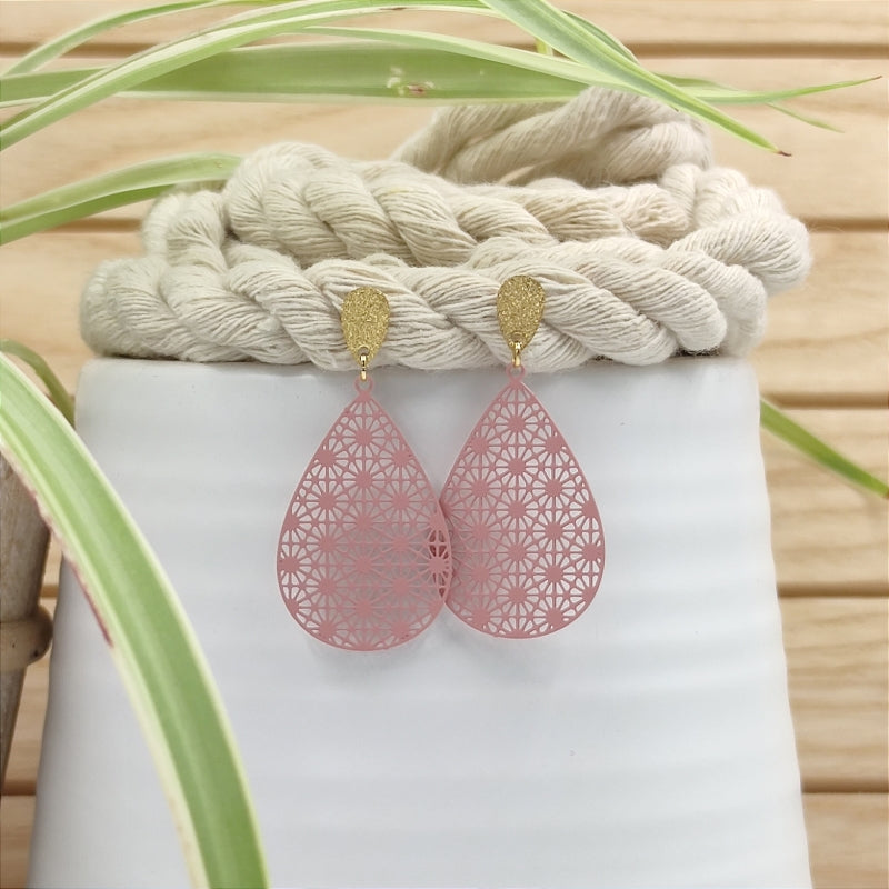 Filigrane, tropfenförmige Ohrringe in rosa mit Ornament – Modell "Mia" von Lefah Design. Sehr leicht und modern, passend für Dirndl, Tracht oder den Alltag.