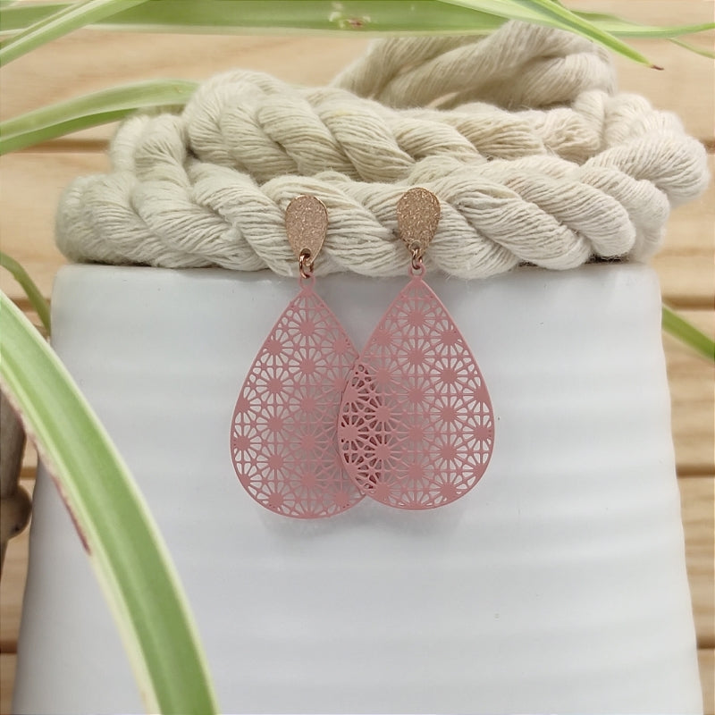 Filigrane, tropfenförmige Ohrringe in rosa mit Ornament – Modell "Mia" von Lefah Design. Sehr leicht und modern, passend für Dirndl, Tracht oder den Alltag.