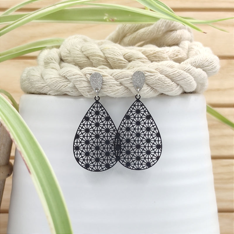 Filigrane, tropfenförmige Ohrringe in schwarz mit Ornament – Modell "Mia" von Lefah Design. Sehr leicht und modern, passend für Dirndl, Tracht oder den Alltag.