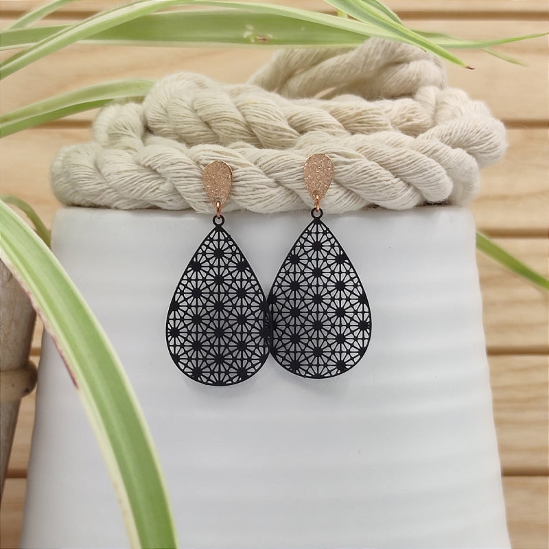 Filigrane, tropfenförmige Ohrringe in schwarz mit Ornament – Modell "Mia" von Lefah Design. Sehr leicht und modern, passend für Dirndl, Tracht oder den Alltag.