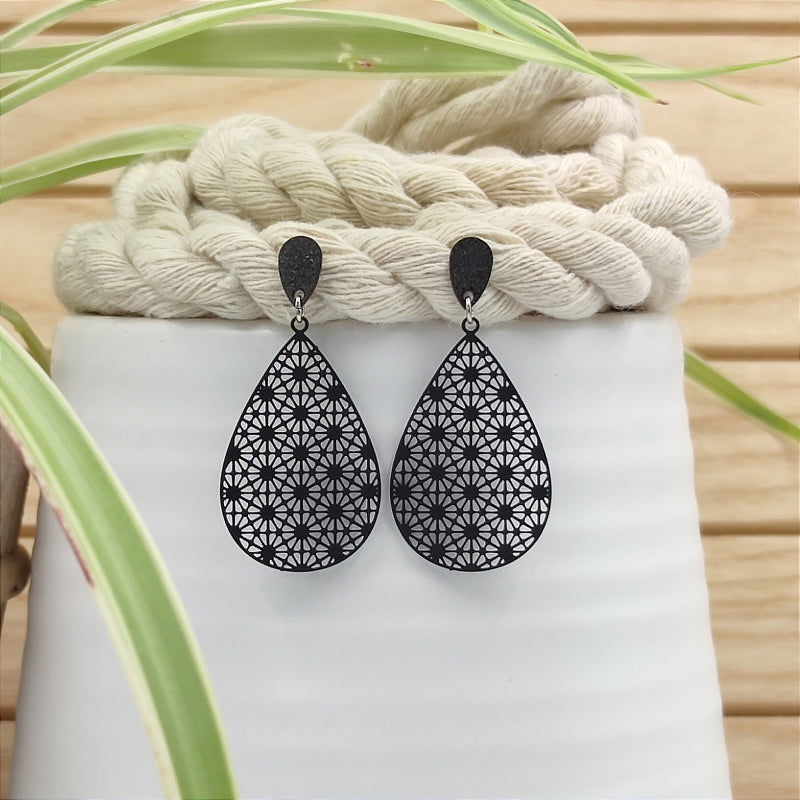 Filigrane, tropfenförmige Ohrringe in schwarz mit Ornament – Modell "Mia" von Lefah Design. Sehr leicht und modern, passend für Dirndl, Tracht oder den Alltag.