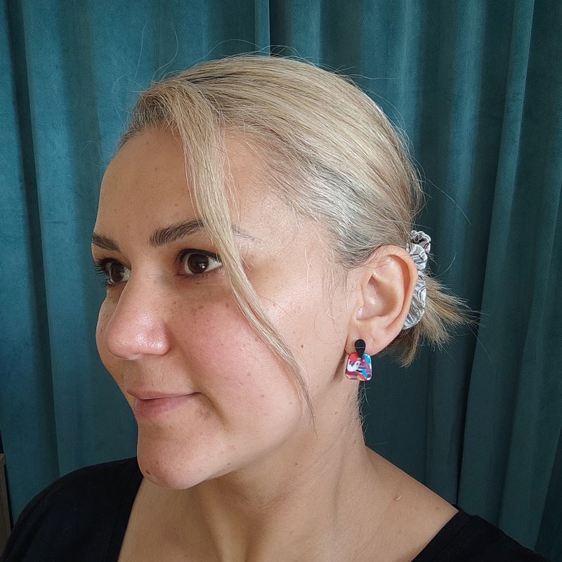 Bunter Ohrring „Mira“ in modernem Design – Kombination aus eckiger Form und tropfenförmigem Stecker. Jeder Ohrring ist ein handgefertigtes Unikat mit individuellem Farb- und Musterverlauf. Wasserfest, besonders leicht und allergikerfreundlich – ideal für empfindliche Haut und den täglichen Gebrauch. Minimalistisch, farbenfroh und stilvoll zugleich.