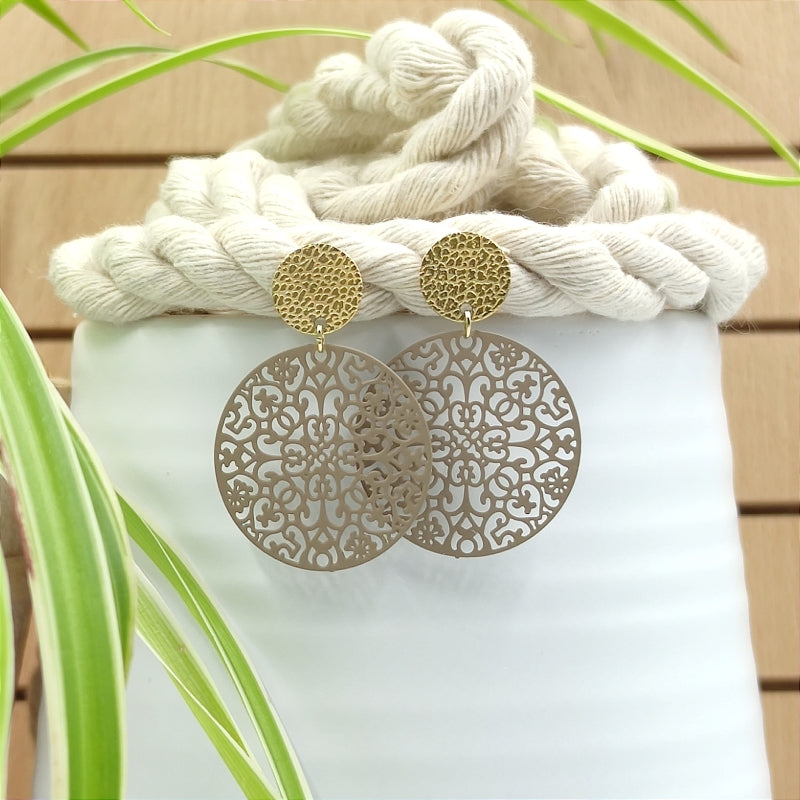 "Entdecken Sie die Saray Ohrringe von LeFah design: Rund mit Ornamentmuster, ideal für Tracht und Dirndl. Handgefertigt in Österreich, perfekt für Allergiker. „Saray“ bedeutet „Palast“ – ein Schmuckstück mit königlichem Flair."