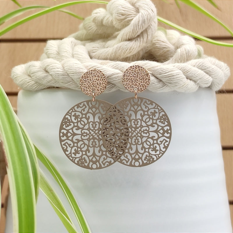 "Entdecken Sie die Saray Ohrringe von LeFah design: Rund mit Ornamentmuster, ideal für Tracht und Dirndl. Handgefertigt in Österreich, perfekt für Allergiker. „Saray“ bedeutet „Palast“ – ein Schmuckstück mit königlichem Flair."