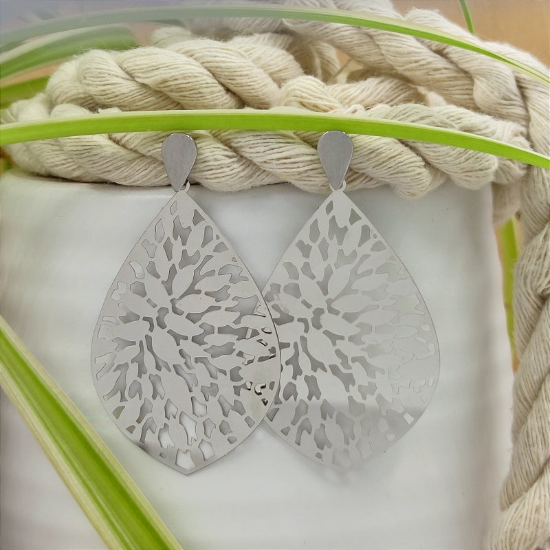 "Entdecken Sie den Ohrring „Valeria“ von Lefah Design: Tropfenförmig, federleicht und mit zartem Blattmuster. Handgefertigt in Österreich und perfekt für Allergiker. Der Name „Valeria“ bedeutet „die Starke“ – ein Schmuckstück voller Eleganz und Kraft."
