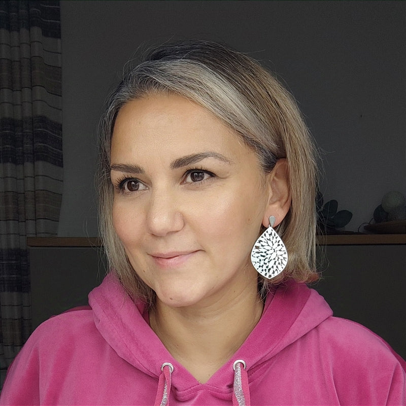 "Entdecken Sie den Ohrring „Valeria“ von Lefah Design: Tropfenförmig, federleicht und mit zartem Blattmuster. Handgefertigt in Österreich und perfekt für Allergiker. Der Name „Valeria“ bedeutet „die Starke“ – ein Schmuckstück voller Eleganz und Kraft."