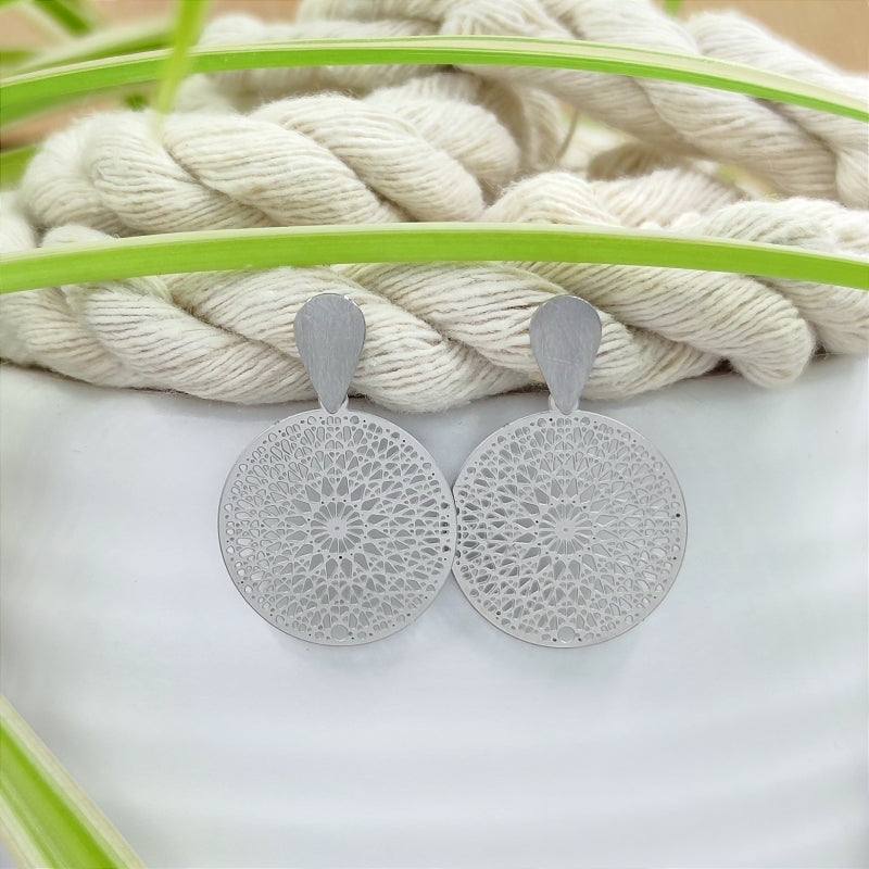 Entdecken Sie den Ohrring „Valerie“ von Lefah Design: Klein, rund und federleicht. Handgefertigt in Österreich und ideal für Allergiker. „Valerie“ bedeutet „die Starke“ – ein Schmuckstück mit kraftvoller Eleganz.