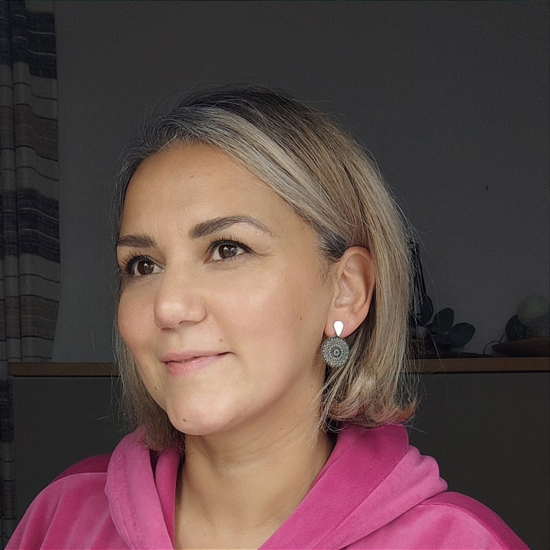 "Entdecken Sie den Ohrring „Valerie“ von Lefah Design: Klein, rund und federleicht. Handgefertigt in Österreich und ideal für Allergiker. „Valerie“ bedeutet „die Starke“ – ein Schmuckstück mit kraftvoller Eleganz."