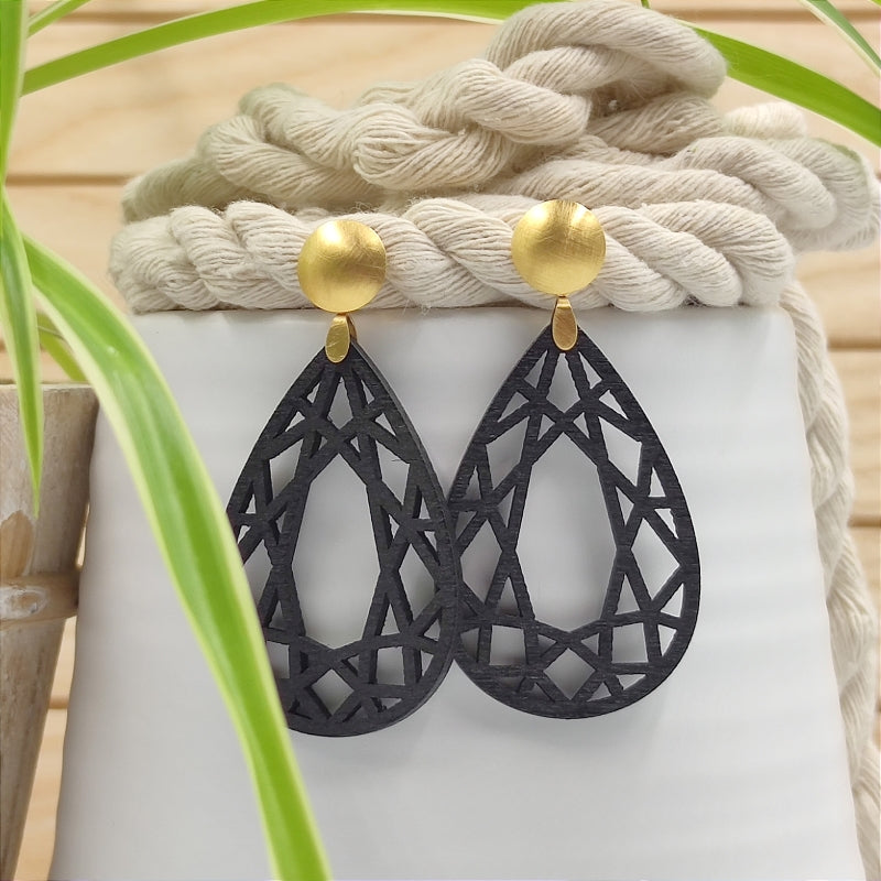 Ohrring Caro in schwarz mit Gold Stecker, nachhaltige Holz-Ohrringe 65mm, handgefertigt von LeFah design