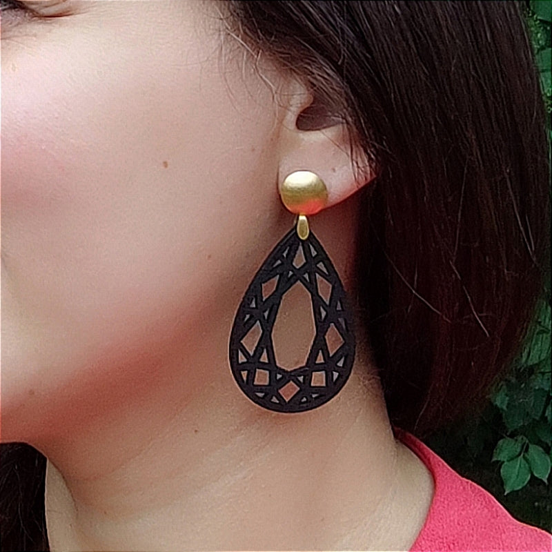 Trageansicht Ohrring Caro schwarz mit Gold Stecker, schmiegt sich schön dem Gesicht an, LeFah design