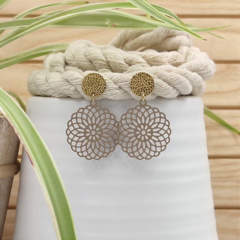 Daisy Ohrring nude Gold – filigranes Blumenmuster, sehr gut verträglich für empfindliche Ohren