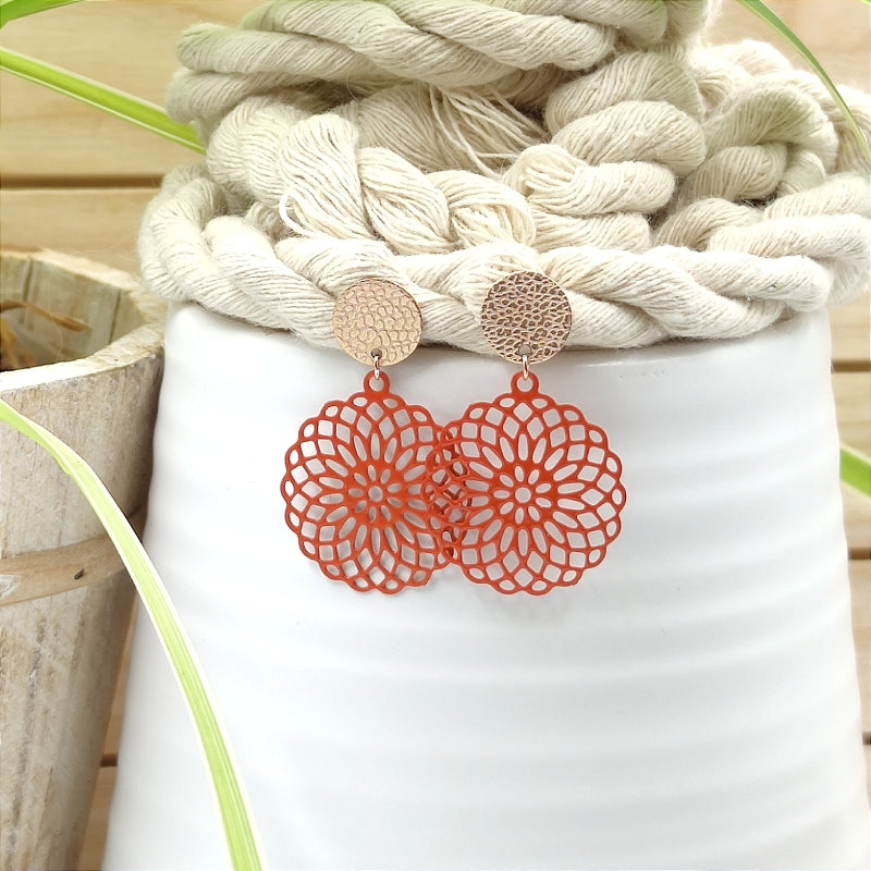 Daisy Ohrring orange Gold – dezenter Blüten-Ohrring, handgefertigt in Österreich