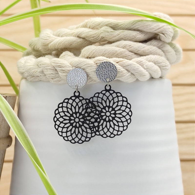 Daisy Ohrring schwarz Edelstahl – filigranes Blumenmuster, sehr gut verträglich für empfindliche Ohren