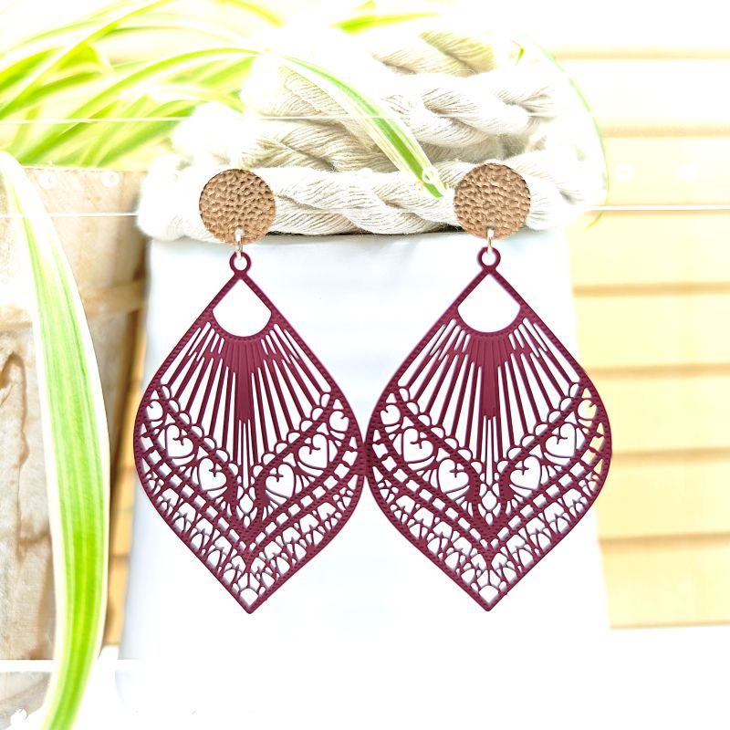 Ohrring Laila bordeaux mit Rosegold Stecker, große Tropfenform von LeFah design, schmiegt sich dem Gesicht an
