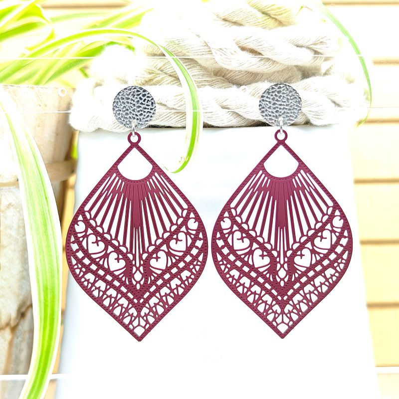 Ohrring Laila in bordeaux mit Edelstahl Stecker, 71mm lang, federleicht, handgefertigt von LeFah design