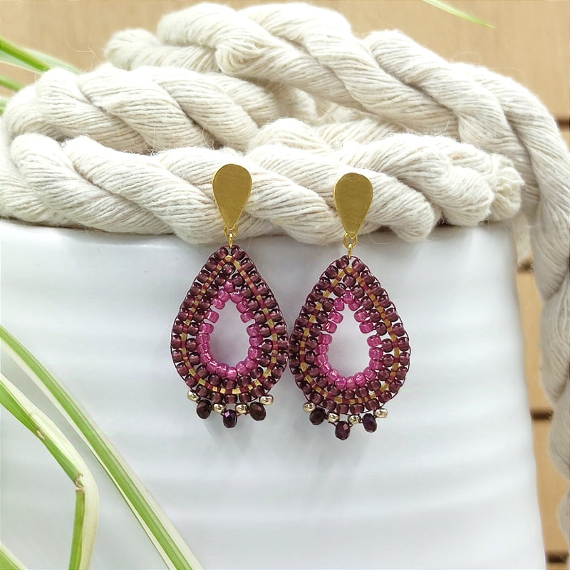 Entdecke die einzigartigen handgefertigten Ohrringe von LEFAH DESIGN, hergestellt in Österreich. Unsere Schmuckstücke passen perfekt zu Tracht, Dirndl, Ballkleidern und sind ideal für festliche Anlässe wie Hochzeiten und Bälle. Mit viel Liebe zum Detail entworfen, sind sie aus allergikerfreundlichen Materialien gefertigt – perfekt auch für empfindliche Haut. Verleihe deinem Outfit den letzten Schliff mit den stilvollen Kreationen von LEFAH DESIGN. Made in Austria, für deinen besonderen Auftritt.