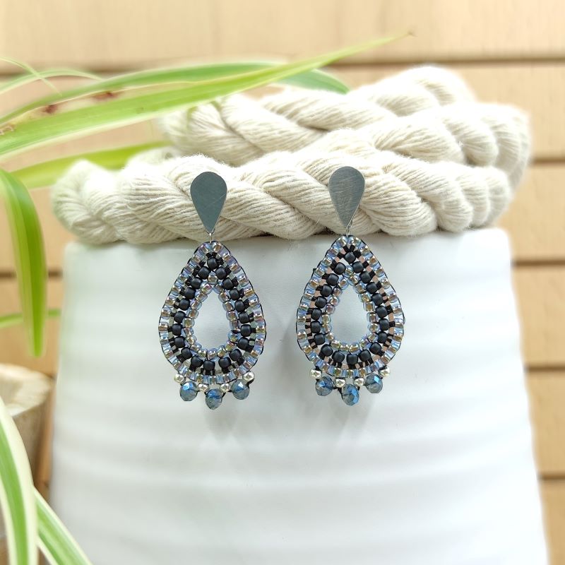 Entdecke die einzigartigen handgefertigten Ohrringe von LEFAH DESIGN, hergestellt in Österreich. Unsere Schmuckstücke passen perfekt zu Tracht, Dirndl, Ballkleidern und sind ideal für festliche Anlässe wie Hochzeiten und Bälle. Mit viel Liebe zum Detail entworfen, sind sie aus allergikerfreundlichen Materialien gefertigt – perfekt auch für empfindliche Haut. Verleihe deinem Outfit den letzten Schliff mit den stilvollen Kreationen von LEFAH DESIGN. Made in Austria, für deinen besonderen Auftritt.