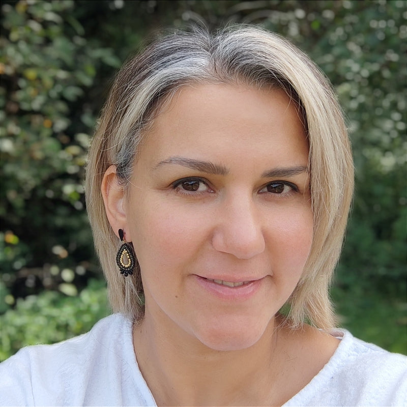 Entdecke die einzigartigen handgefertigten Ohrringe von LEFAH DESIGN, hergestellt in Österreich. Unsere Schmuckstücke passen perfekt zu Tracht, Dirndl, Ballkleidern und sind ideal für festliche Anlässe wie Hochzeiten und Bälle. Mit viel Liebe zum Detail entworfen, sind sie aus allergikerfreundlichen Materialien gefertigt – perfekt auch für empfindliche Haut. Verleihe deinem Outfit den letzten Schliff mit den stilvollen Kreationen von LEFAH DESIGN. Made in Austria, für deinen besonderen Auftritt.