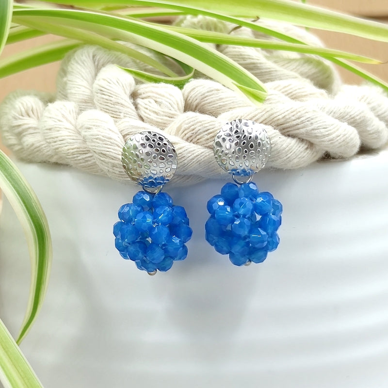 Der Ohrring „Luisa“ in Capri blue von LeFah Design begeistert mit seinem einzigartigen, beerigen Look und funkelnden Glitzereffekten. Handgefertigt in Österreich, vereint dieses federleichte Schmuckstück höchste Qualität und Liebe zum Detail.
Dank hautfreundlicher Materialien ist der Ohrring ideal für Allergiker geeignet. Perfekt zur Tracht, zum Dirndl oder als elegantes Accessoire im Alltag – „Luisa“ ergänzt jedes Outfit mit zeitloser Eleganz. Entdecken Sie den Charme österreichischer Handwerkskunst.
