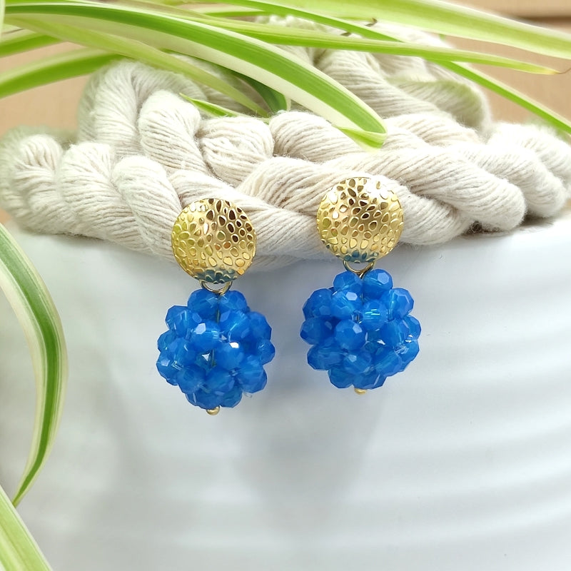 Der Ohrring „Luisa“ in Capri blue von LeFah Design begeistert mit seinem einzigartigen, beerigen Look und funkelnden Glitzereffekten. Handgefertigt in Österreich, vereint dieses federleichte Schmuckstück höchste Qualität und Liebe zum Detail.
Dank hautfreundlicher Materialien ist der Ohrring ideal für Allergiker geeignet. Perfekt zur Tracht, zum Dirndl oder als elegantes Accessoire im Alltag – „Luisa“ ergänzt jedes Outfit mit zeitloser Eleganz. Entdecken Sie den Charme österreichischer Handwerkskunst.