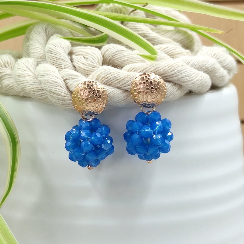 Der Ohrring „Luisa“ in Capri blue von LeFah Design begeistert mit seinem einzigartigen, beerigen Look und funkelnden Glitzereffekten. Handgefertigt in Österreich, vereint dieses federleichte Schmuckstück höchste Qualität und Liebe zum Detail.
Dank hautfreundlicher Materialien ist der Ohrring ideal für Allergiker geeignet. Perfekt zur Tracht, zum Dirndl oder als elegantes Accessoire im Alltag – „Luisa“ ergänzt jedes Outfit mit zeitloser Eleganz. Entdecken Sie den Charme österreichischer Handwerkskunst.