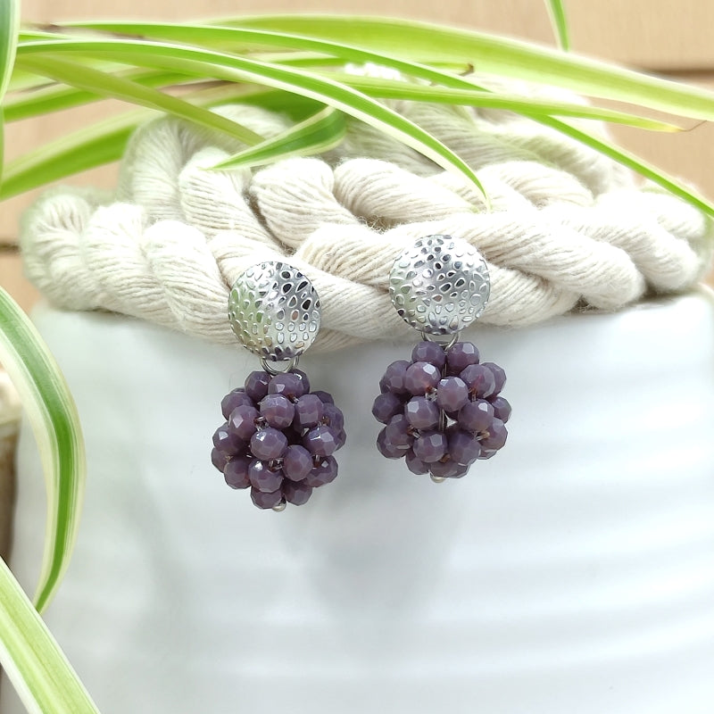 Der Ohrring „Luisa“ in lila von LeFah Design begeistert mit seinem einzigartigen, beerigen Look und funkelnden Glitzereffekten. Handgefertigt in Österreich, vereint dieses federleichte Schmuckstück höchste Qualität und Liebe zum Detail.
Dank hautfreundlicher Materialien ist der Ohrring ideal für Allergiker geeignet. Perfekt zur Tracht, zum Dirndl oder als elegantes Accessoire im Alltag – „Luisa“ ergänzt jedes Outfit mit zeitloser Eleganz. Entdecken Sie den Charme österreichischer Handwerkskunst.
