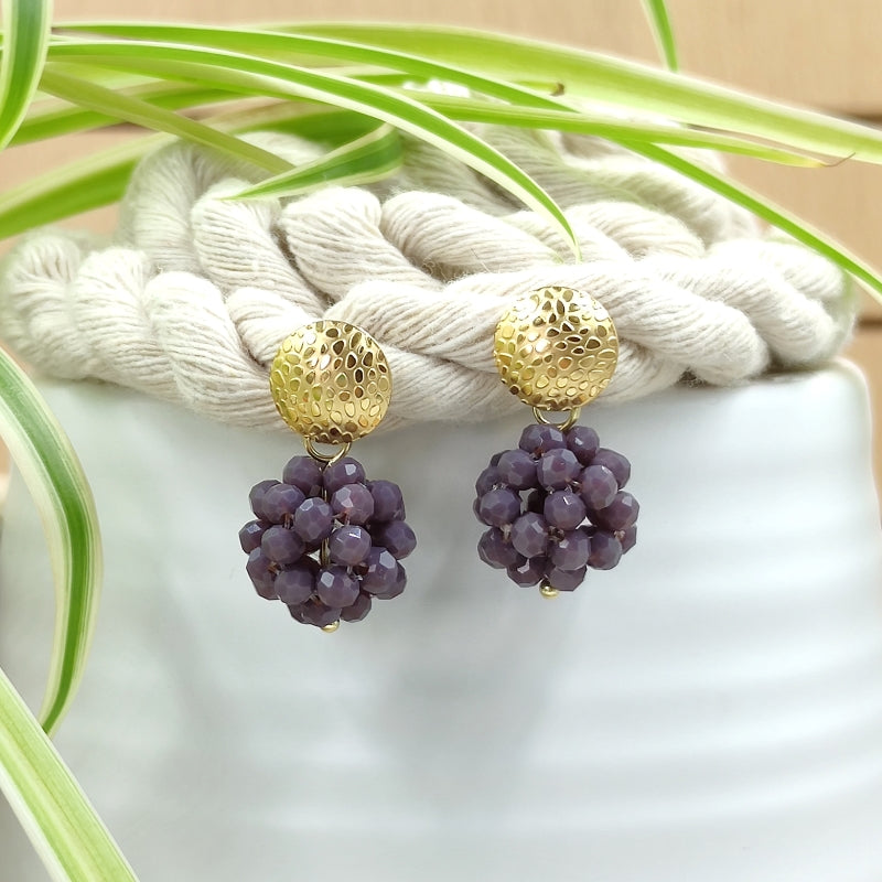 Der Ohrring „Luisa“ in lila von LeFah Design begeistert mit seinem einzigartigen, beerigen Look und funkelnden Glitzereffekten. Handgefertigt in Österreich, vereint dieses federleichte Schmuckstück höchste Qualität und Liebe zum Detail.
Dank hautfreundlicher Materialien ist der Ohrring ideal für Allergiker geeignet. Perfekt zur Tracht, zum Dirndl oder als elegantes Accessoire im Alltag – „Luisa“ ergänzt jedes Outfit mit zeitloser Eleganz. Entdecken Sie den Charme österreichischer Handwerkskunst.