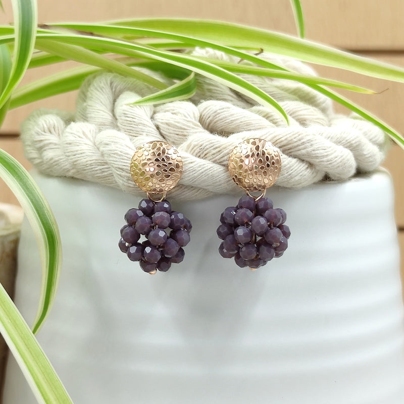 Der Ohrring „Luisa“ in lila von LeFah Design begeistert mit seinem einzigartigen, beerigen Look und funkelnden Glitzereffekten. Handgefertigt in Österreich, vereint dieses federleichte Schmuckstück höchste Qualität und Liebe zum Detail.
Dank hautfreundlicher Materialien ist der Ohrring ideal für Allergiker geeignet. Perfekt zur Tracht, zum Dirndl oder als elegantes Accessoire im Alltag – „Luisa“ ergänzt jedes Outfit mit zeitloser Eleganz. Entdecken Sie den Charme österreichischer Handwerkskunst.