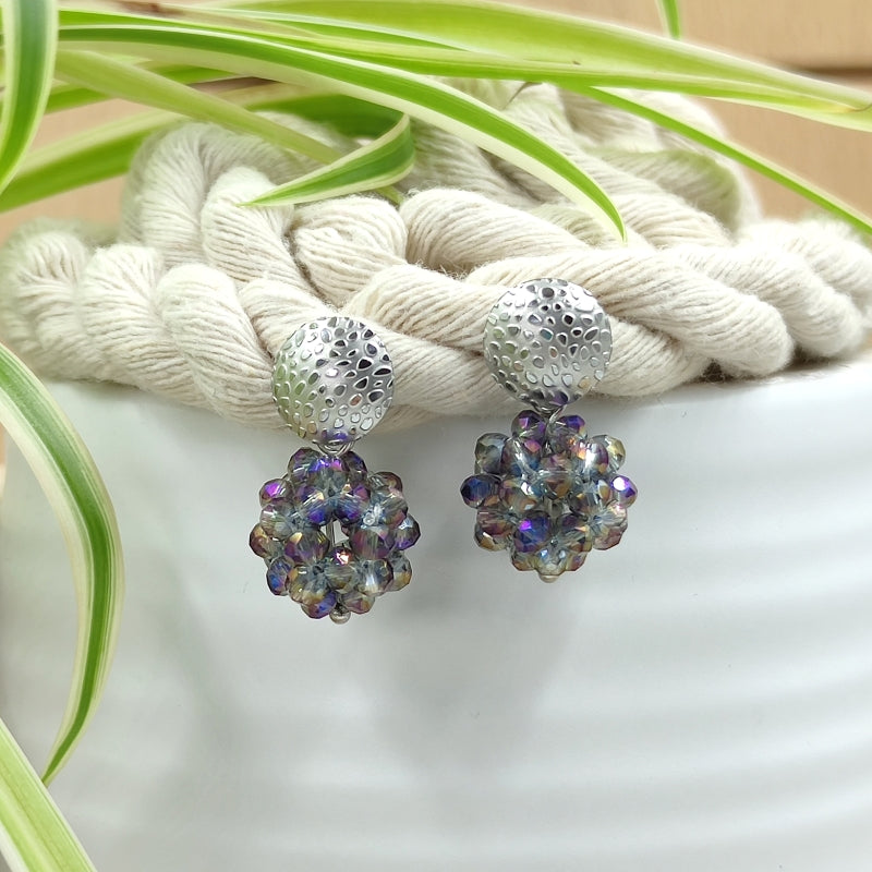Der Ohrring „Luisa“ in lila von LeFah Design begeistert mit seinem einzigartigen, beerigen Look und funkelnden Glitzereffekten. Handgefertigt in Österreich, vereint dieses federleichte Schmuckstück höchste Qualität und Liebe zum Detail.
Dank hautfreundlicher Materialien ist der Ohrring ideal für Allergiker geeignet. Perfekt zur Tracht, zum Dirndl oder als elegantes Accessoire im Alltag – „Luisa“ ergänzt jedes Outfit mit zeitloser Eleganz. Entdecken Sie den Charme österreichischer Handwerkskunst.