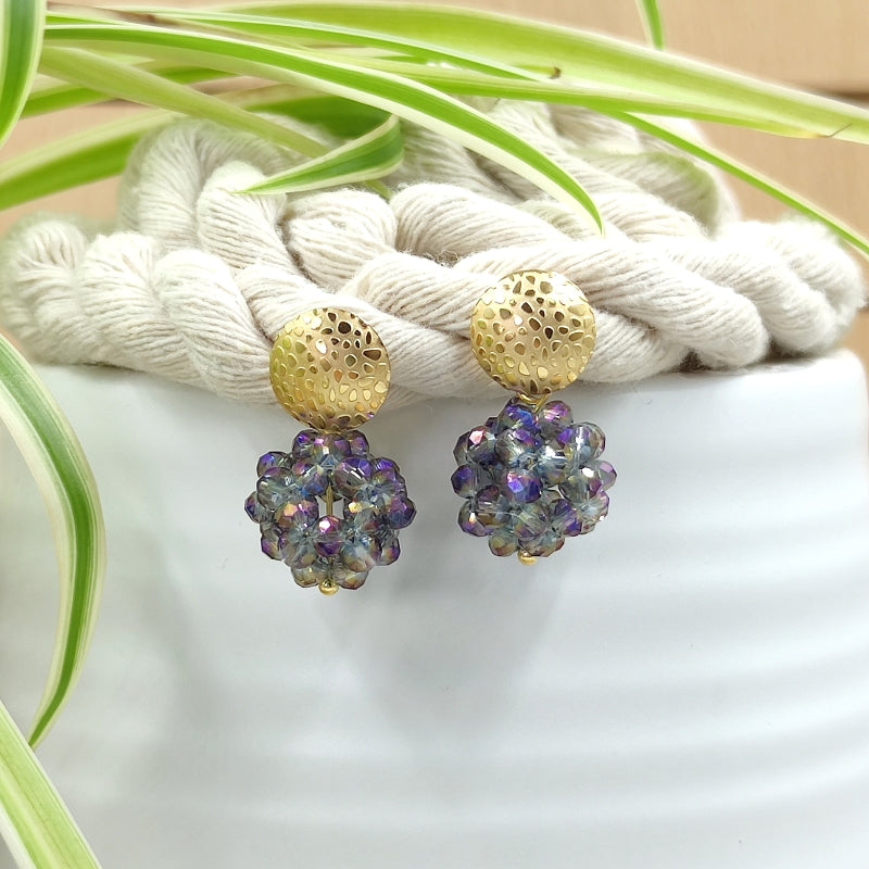 Der Ohrring „Luisa“ in lila von LeFah Design begeistert mit seinem einzigartigen, beerigen Look und funkelnden Glitzereffekten. Handgefertigt in Österreich, vereint dieses federleichte Schmuckstück höchste Qualität und Liebe zum Detail.
Dank hautfreundlicher Materialien ist der Ohrring ideal für Allergiker geeignet. Perfekt zur Tracht, zum Dirndl oder als elegantes Accessoire im Alltag – „Luisa“ ergänzt jedes Outfit mit zeitloser Eleganz. Entdecken Sie den Charme österreichischer Handwerkskunst.