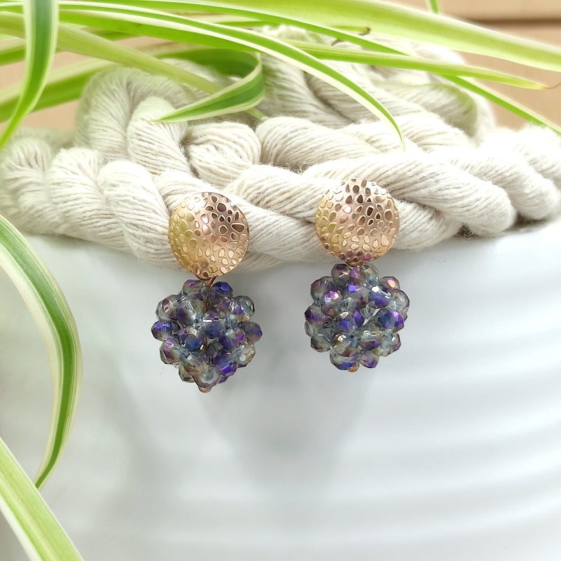 Der Ohrring „Luisa“ in lila von LeFah Design begeistert mit seinem einzigartigen, beerigen Look und funkelnden Glitzereffekten. Handgefertigt in Österreich, vereint dieses federleichte Schmuckstück höchste Qualität und Liebe zum Detail.
Dank hautfreundlicher Materialien ist der Ohrring ideal für Allergiker geeignet. Perfekt zur Tracht, zum Dirndl oder als elegantes Accessoire im Alltag – „Luisa“ ergänzt jedes Outfit mit zeitloser Eleganz. Entdecken Sie den Charme österreichischer Handwerkskunst.