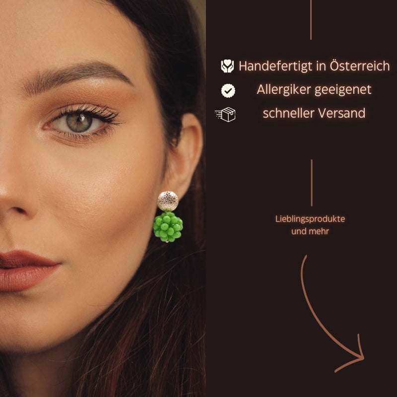 Der Ohrring „Luisa“ in Grün von LeFah Design begeistert mit seinem einzigartigen, beerigen Look und funkelnden Glitzereffekten. Handgefertigt in Österreich, vereint dieses federleichte Schmuckstück höchste Qualität und Liebe zum Detail.
Dank hautfreundlicher Materialien ist der Ohrring ideal für Allergiker geeignet. Perfekt zur Tracht, zum Dirndl oder als elegantes Accessoire im Alltag – „Luisa“ ergänzt jedes Outfit mit zeitloser Eleganz. Entdecken Sie den Charme österreichischer Handwerkskunst.