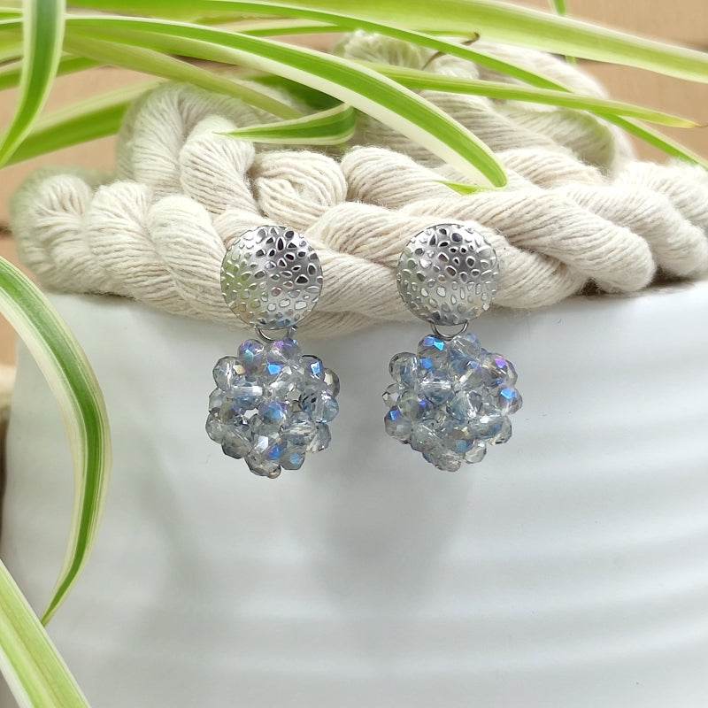 Der Ohrring „Luisa“ in grau von LeFah Design begeistert mit seinem einzigartigen, beerigen Look und funkelnden Glitzereffekten. Handgefertigt in Österreich, vereint dieses federleichte Schmuckstück höchste Qualität und Liebe zum Detail.
Dank hautfreundlicher Materialien ist der Ohrring ideal für Allergiker geeignet. Perfekt zur Tracht, zum Dirndl oder als elegantes Accessoire im Alltag – „Luisa“ ergänzt jedes Outfit mit zeitloser Eleganz. Entdecken Sie den Charme österreichischer Handwerkskunst.