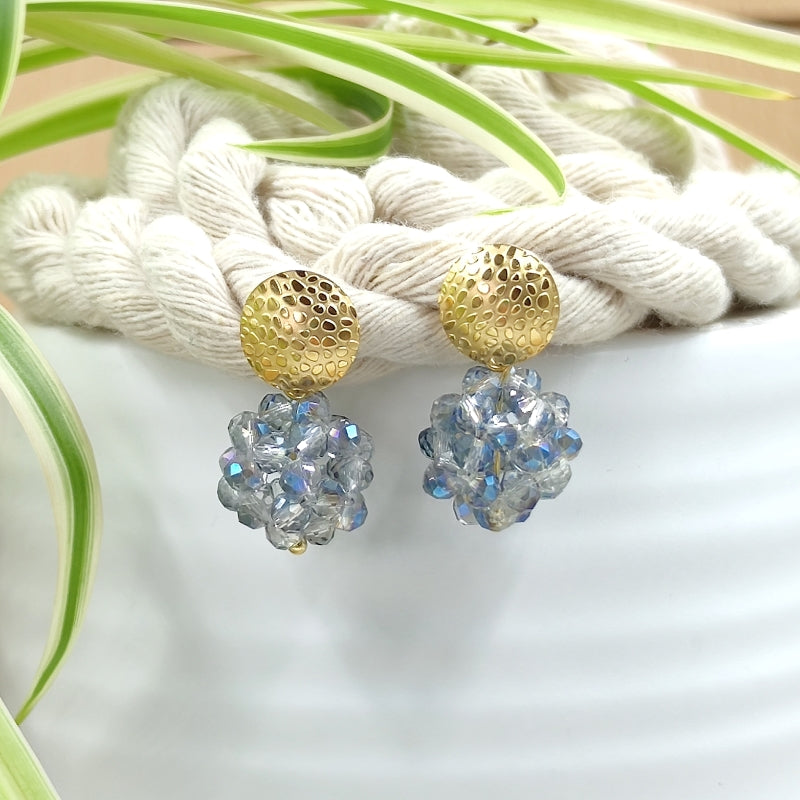 Der Ohrring „Luisa“ in grau von LeFah Design begeistert mit seinem einzigartigen, beerigen Look und funkelnden Glitzereffekten. Handgefertigt in Österreich, vereint dieses federleichte Schmuckstück höchste Qualität und Liebe zum Detail.
Dank hautfreundlicher Materialien ist der Ohrring ideal für Allergiker geeignet. Perfekt zur Tracht, zum Dirndl oder als elegantes Accessoire im Alltag – „Luisa“ ergänzt jedes Outfit mit zeitloser Eleganz. Entdecken Sie den Charme österreichischer Handwerkskunst.