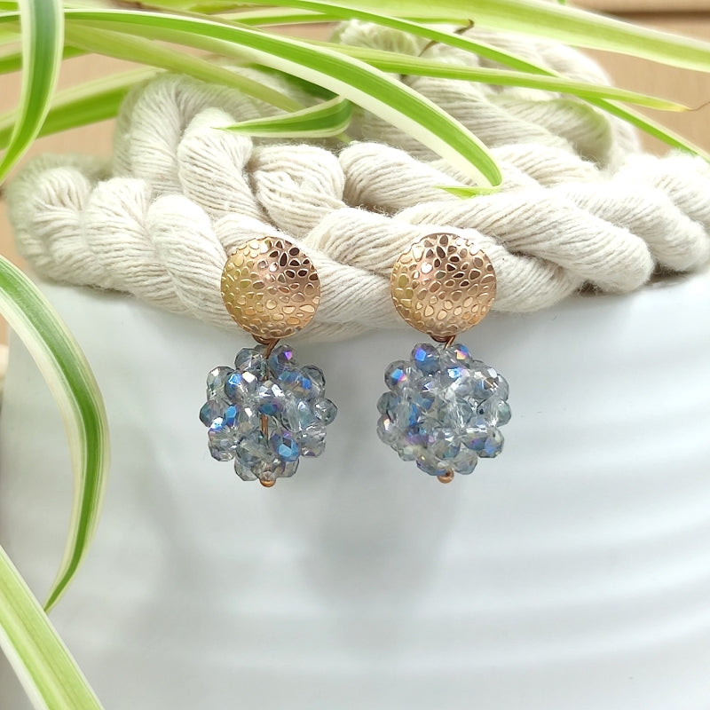 Der Ohrring „Luisa“ in grau von LeFah Design begeistert mit seinem einzigartigen, beerigen Look und funkelnden Glitzereffekten. Handgefertigt in Österreich, vereint dieses federleichte Schmuckstück höchste Qualität und Liebe zum Detail.
Dank hautfreundlicher Materialien ist der Ohrring ideal für Allergiker geeignet. Perfekt zur Tracht, zum Dirndl oder als elegantes Accessoire im Alltag – „Luisa“ ergänzt jedes Outfit mit zeitloser Eleganz. Entdecken Sie den Charme österreichischer Handwerkskunst.