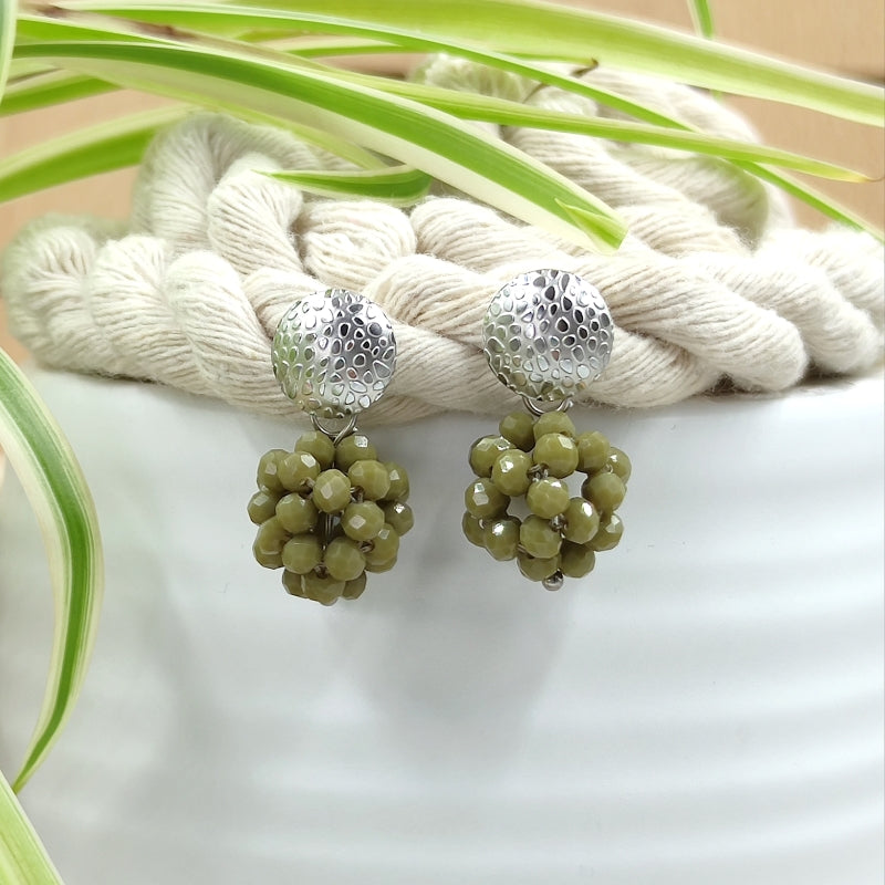 Der Ohrring „Luisa“ in Grün von LeFah Design begeistert mit seinem einzigartigen, beerigen Look und funkelnden Glitzereffekten. Handgefertigt in Österreich, vereint dieses federleichte Schmuckstück höchste Qualität und Liebe zum Detail.
Dank hautfreundlicher Materialien ist der Ohrring ideal für Allergiker geeignet. Perfekt zur Tracht, zum Dirndl oder als elegantes Accessoire im Alltag – „Luisa“ ergänzt jedes Outfit mit zeitloser Eleganz. Entdecken Sie den Charme österreichischer Handwerkskunst